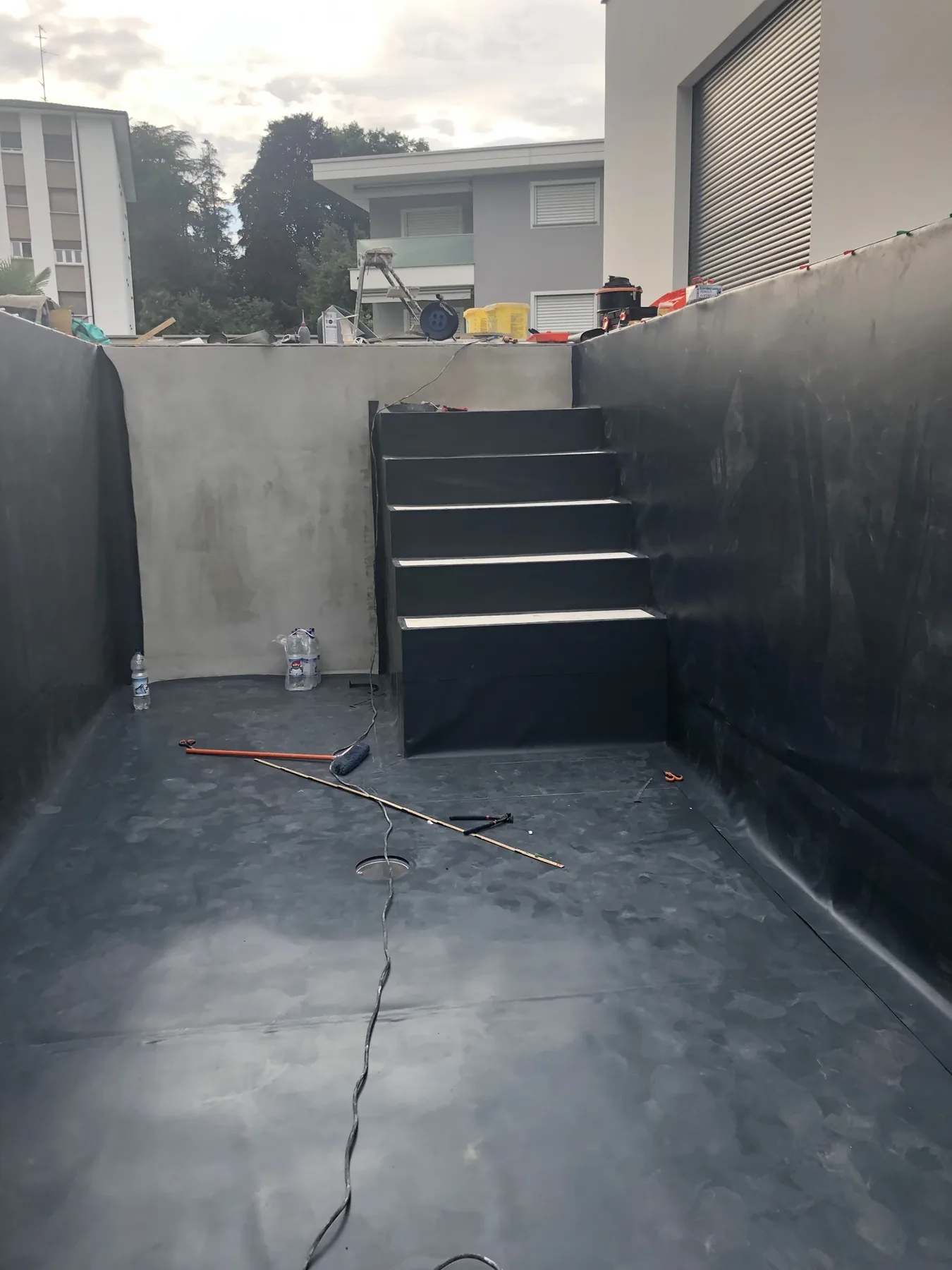 Lavoro reale — PVC armato antracite con scala d'ingresso