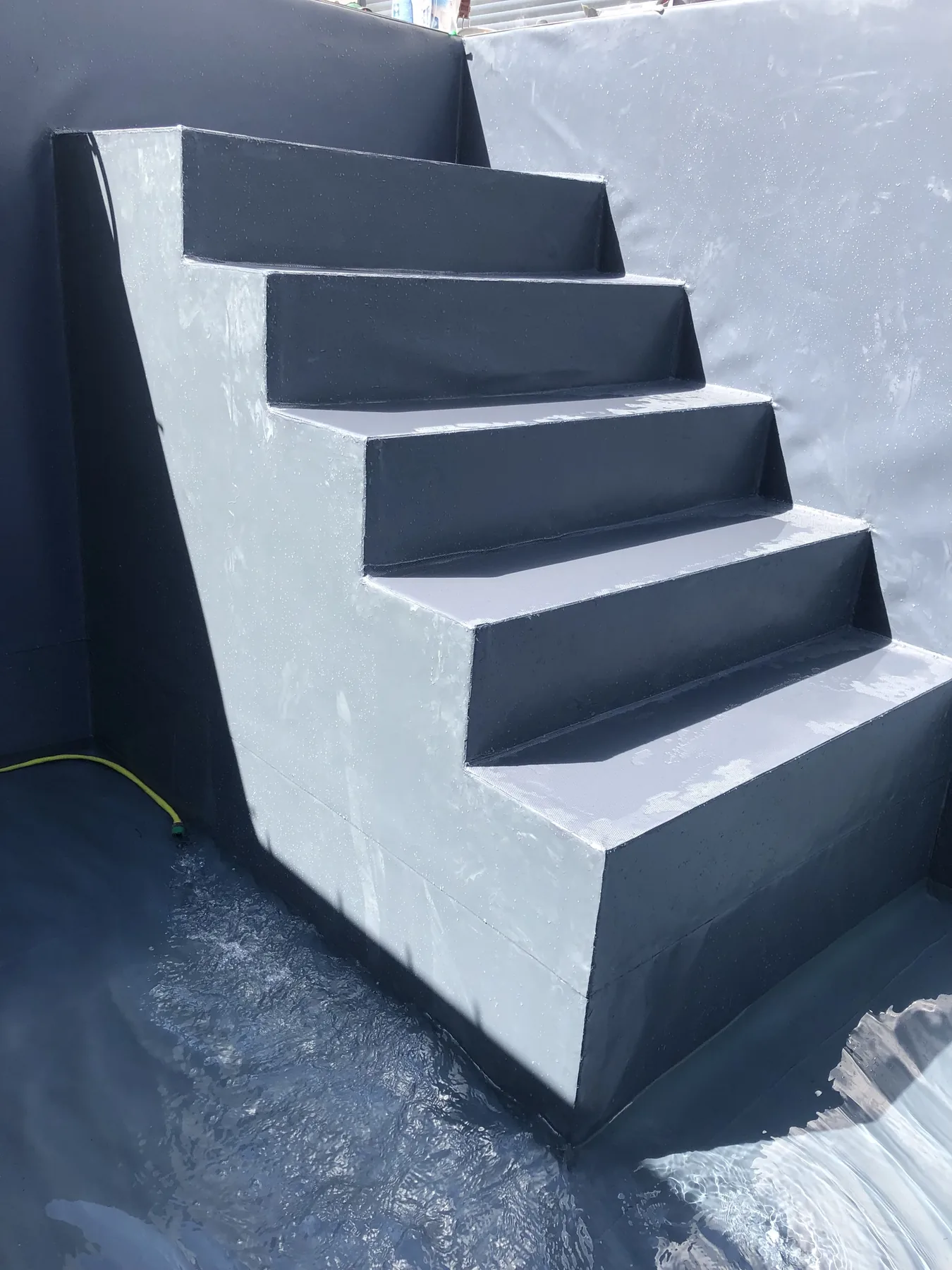 Lavoro reale — scala rivestita, finitura effetto granito