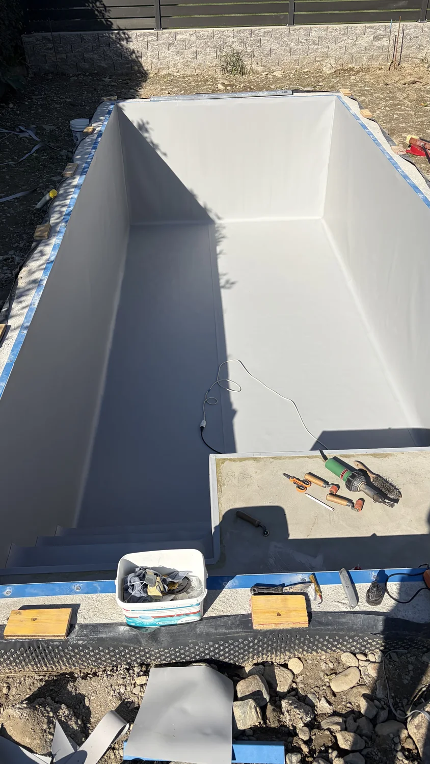 A metà — vasca 7x3,5 in PVC armato