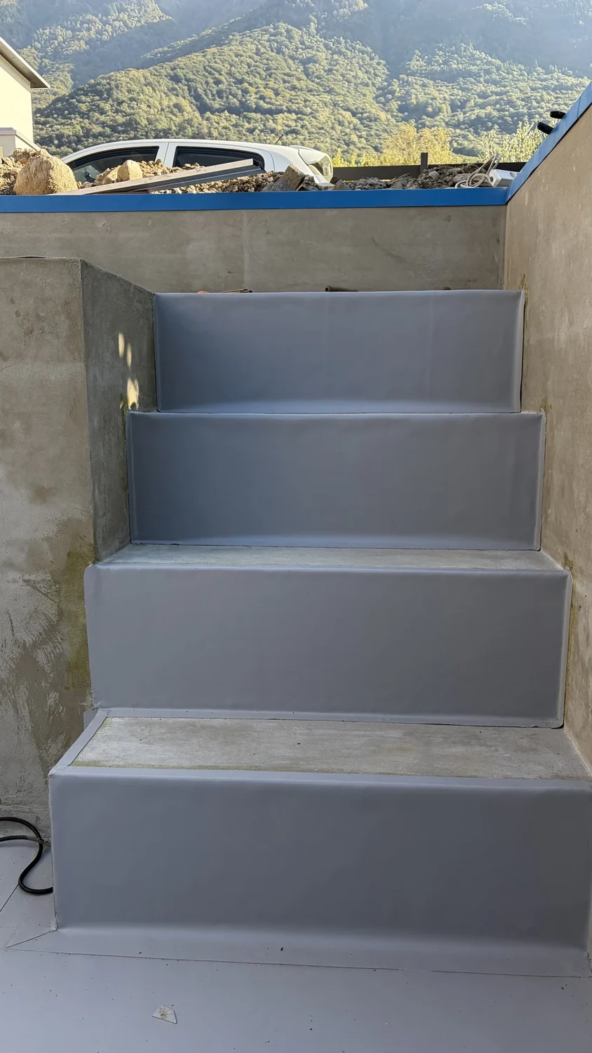 Gli scalini — vasca 7x3,5 in PVC armato